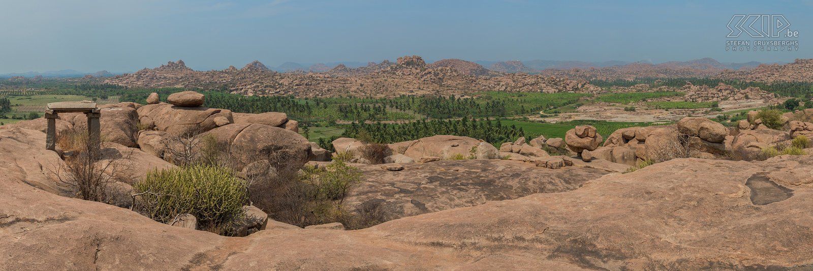 Hampi - Malyavanta hill On the top of Malyavanta hill you have a splendid scenery of Hampi with hills and impressive boulders and green valleys with palm trees. Stefan Cruysberghs
